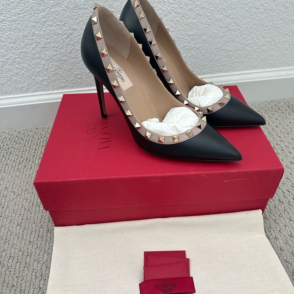 BRAND NEW Valentino Garavani Matte Black & Gold Rock Stud Pumps size 37